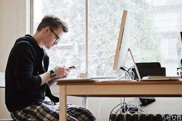 男生总是逗你是撩你还是喜欢你 怎么看男生喜不喜欢你 男生总是逗你是撩你还是喜欢你 怎么看男生喜不喜欢你