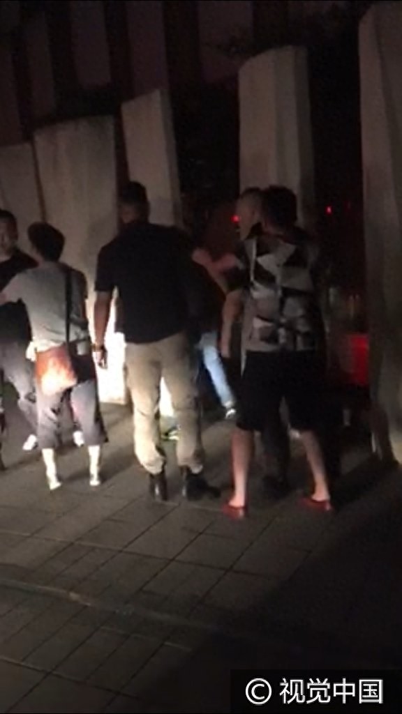 说好的做彼此的天使呢!AOMG捞金遭粉丝跟车 保镖下车开打