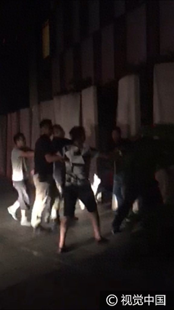 说好的做彼此的天使呢!AOMG捞金遭粉丝跟车 保镖下车开打