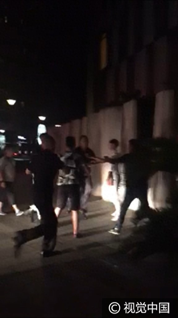 说好的做彼此的天使呢!AOMG捞金遭粉丝跟车 保镖下车开打