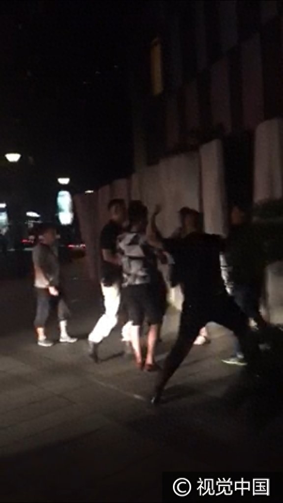 说好的做彼此的天使呢!AOMG捞金遭粉丝跟车 保镖下车开打