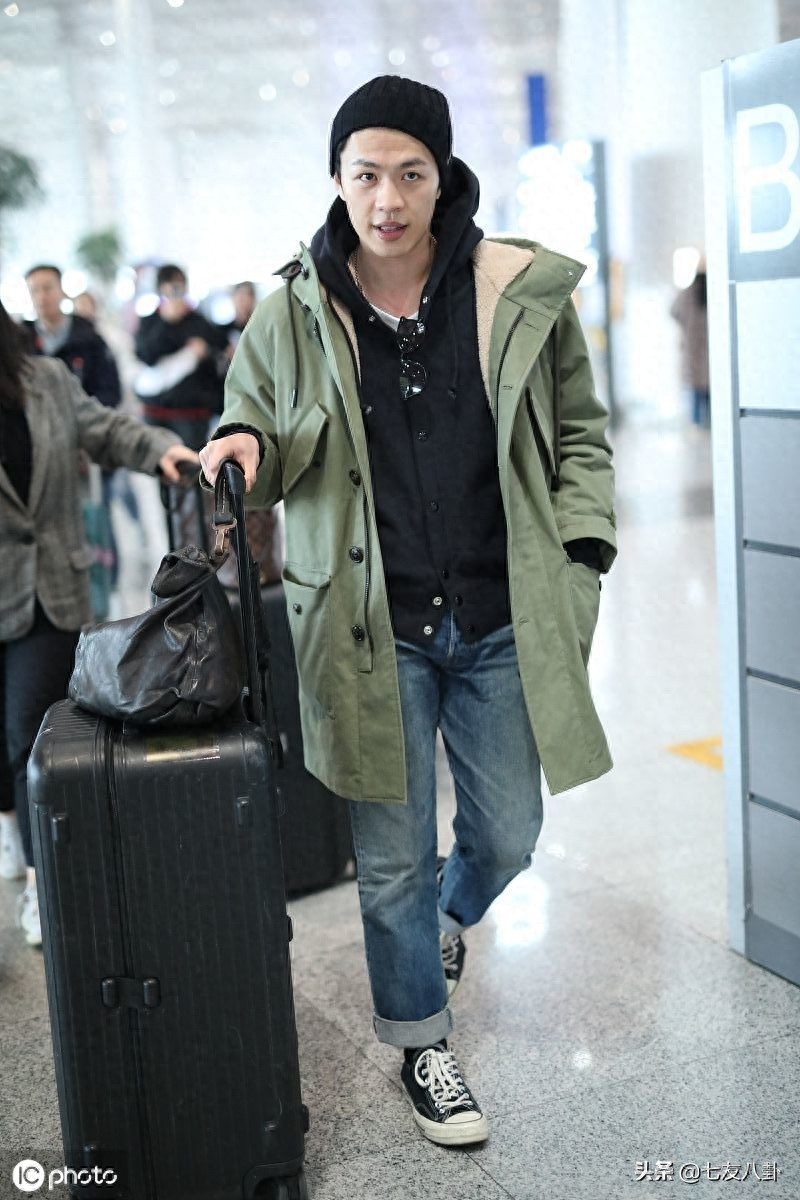 暖心爱豆!李鸿其混搭风穿搭帅气不减,与粉丝合影hin亲和