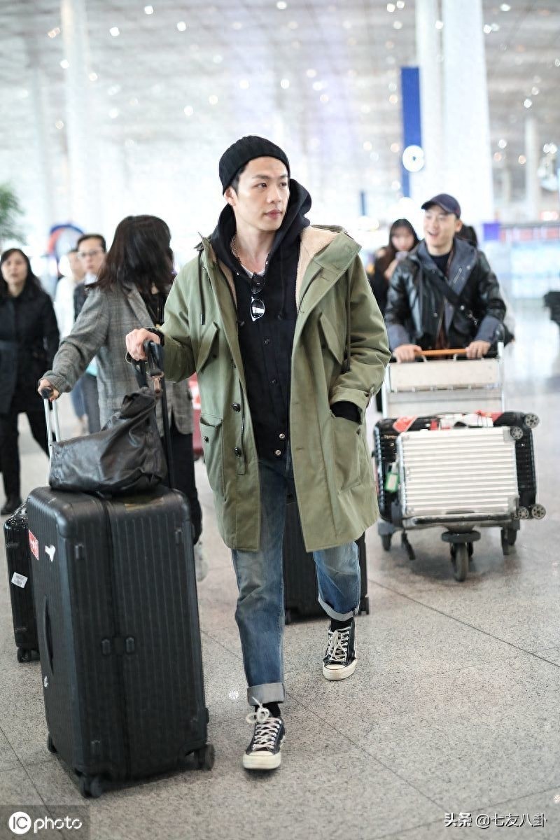 暖心爱豆!李鸿其混搭风穿搭帅气不减,与粉丝合影hin亲和