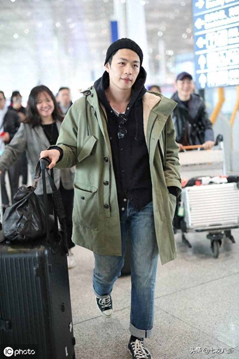 暖心爱豆!李鸿其混搭风穿搭帅气不减,与粉丝合影hin亲和