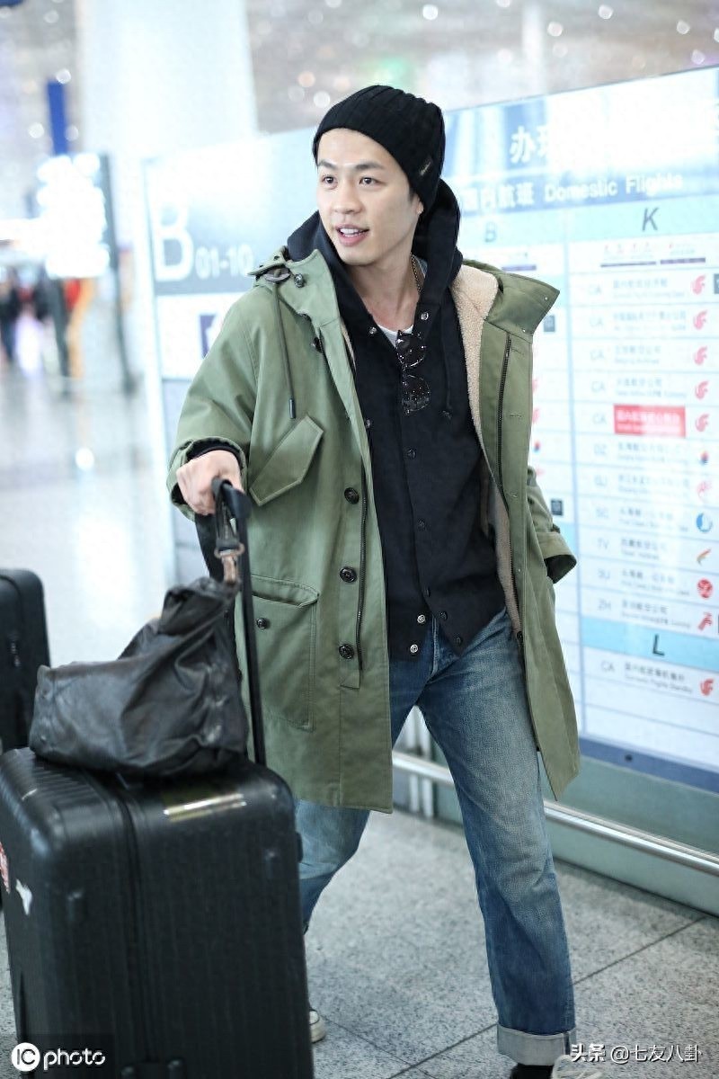 暖心爱豆!李鸿其混搭风穿搭帅气不减,与粉丝合影hin亲和