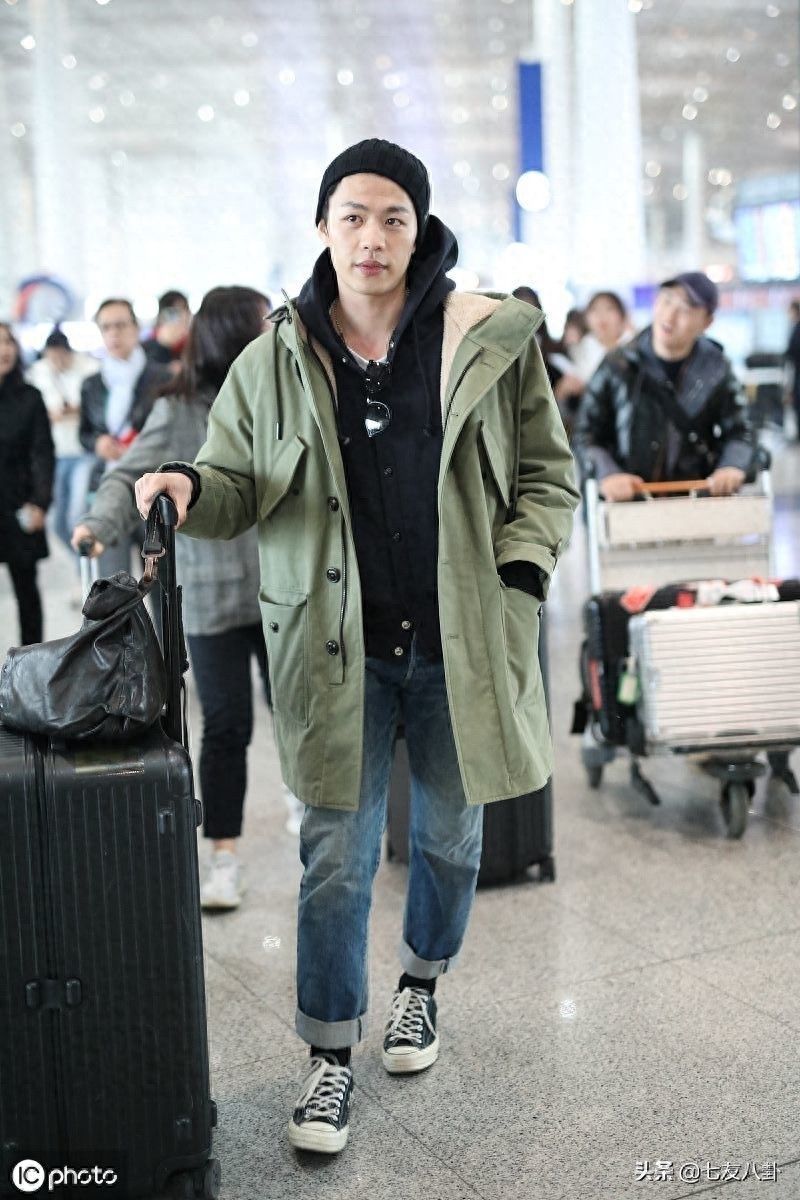 暖心爱豆!李鸿其混搭风穿搭帅气不减,与粉丝合影hin亲和