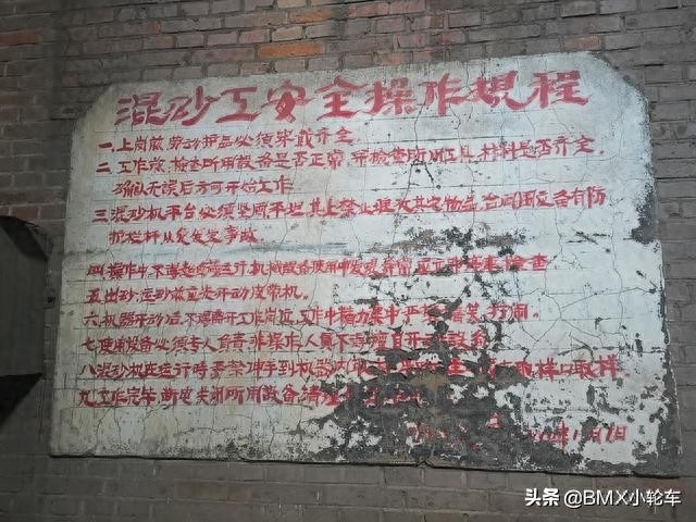 深入济钢厂房内部，拍下济钢总厂搬迁前最后的影像