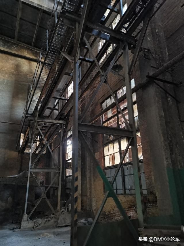 深入济钢厂房内部，拍下济钢总厂搬迁前最后的影像