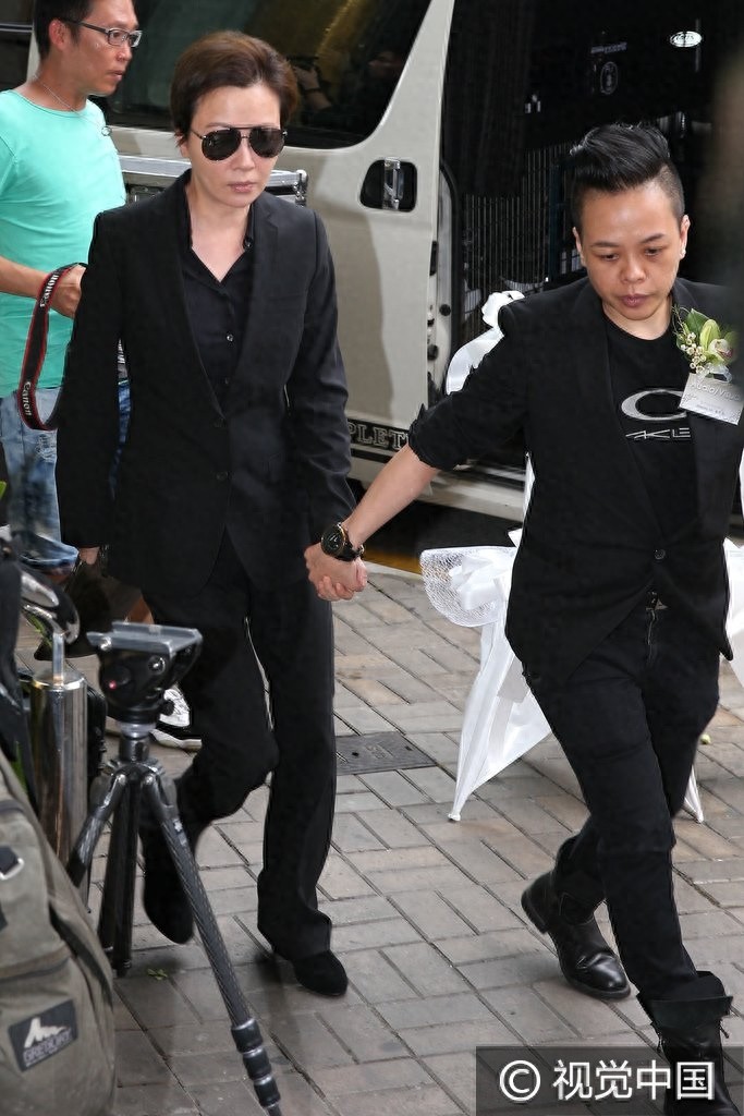 《开心鬼》女主角罗明珠猝逝家人设灵 袁洁莹灵堂祭亡友神情哀伤