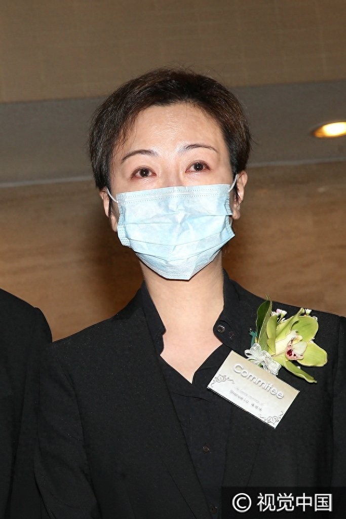 《开心鬼》女主角罗明珠猝逝家人设灵 袁洁莹灵堂祭亡友神情哀伤