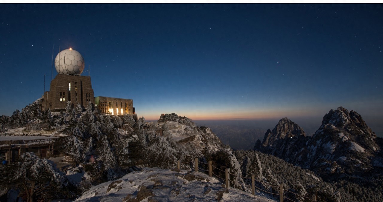 光明顶，是安徽黄山第二高峰，海拔1860米