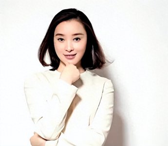 ​51岁吴越：离开陈建斌18年，坚持嫁给自己，现今和父亲相依为命