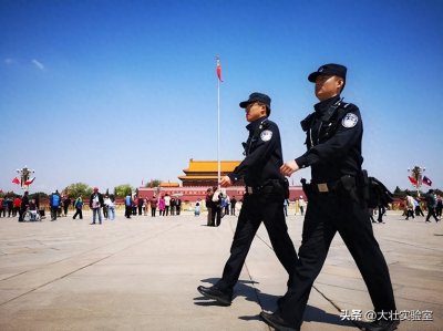 ​又黑又长！天安门广场上的便衣军人，背上的“大黑棒”到底是什么