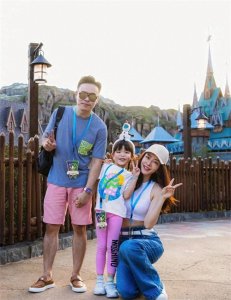 ​郭可颂全家福曝光，女儿颜值爆表，熊黛林身材绝佳