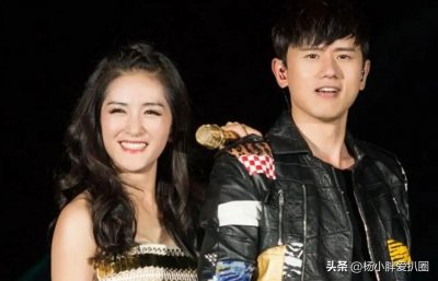 ​谢娜3胎女儿近照曝光！2名保姆陪同，全程不哭不闹，五官像张杰