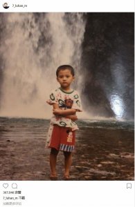 ​鹿晗晒童年萌照自称不羁一脸严肃在瀑布前留影