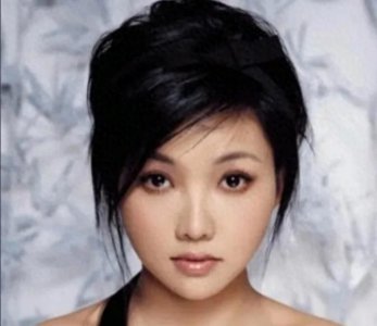 ​王莉，是国家一级演员丶中国音乐家协会员，同时也女高音歌唱家。