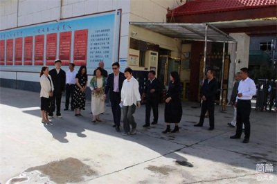 ​香港田家炳基金会总干事戴大为先生一行走进积石山县田家炳中学