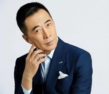 ​著名演员郑晓宁：为爱离婚，二婚娶小娇妻，50岁终当爹