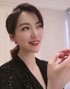 ​主持人余声靠体香吸引富豪老公？近照下巴超尖，眼神撩人不似娃妈