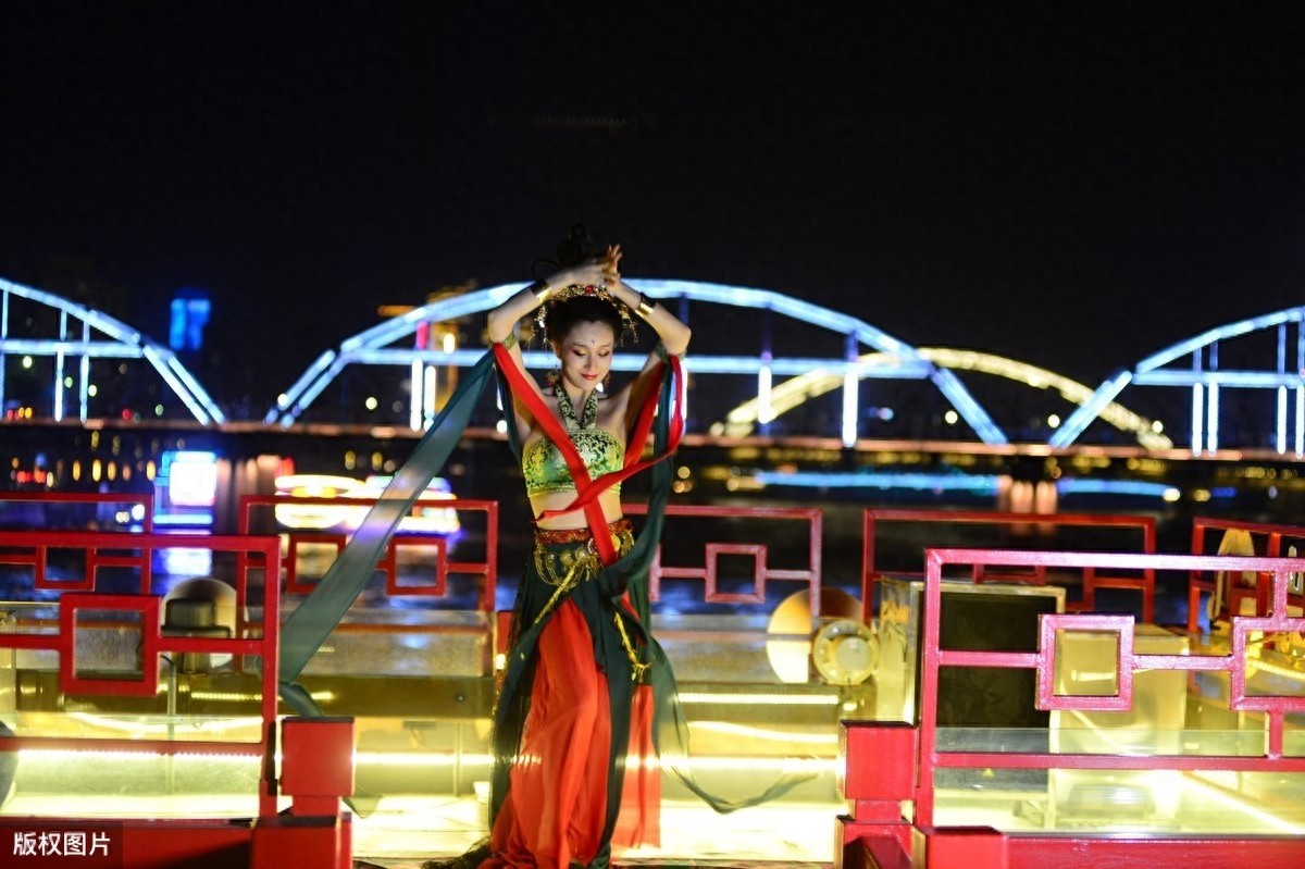 兰州“飞天小姐姐”爆红全网，宛如从壁画中走出来