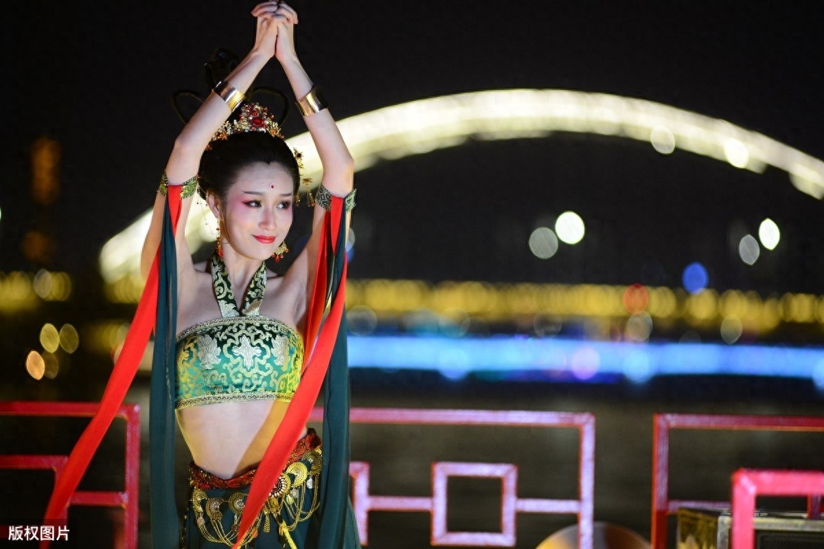 兰州“飞天小姐姐”爆红全网，宛如从壁画中走出来