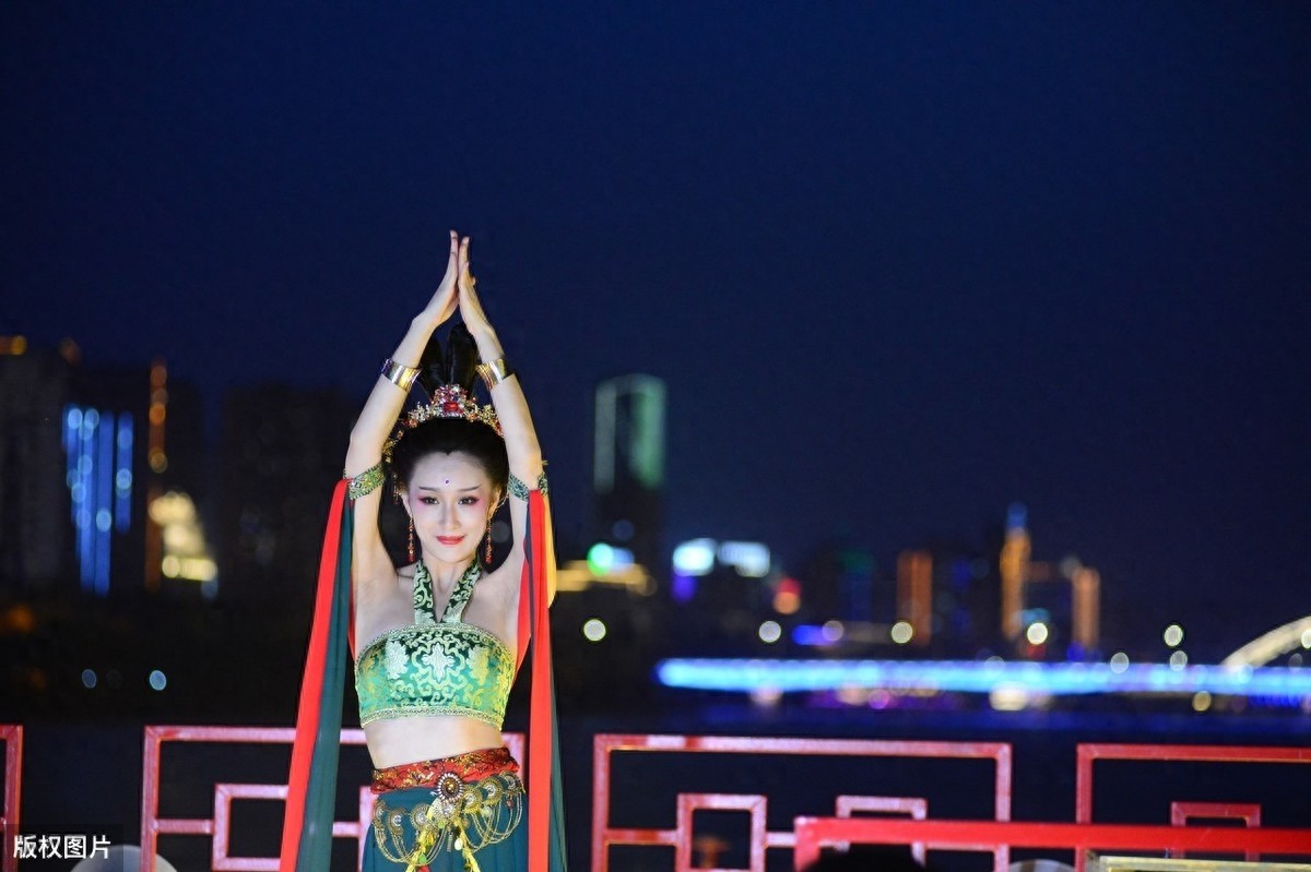 兰州“飞天小姐姐”爆红全网，宛如从壁画中走出来