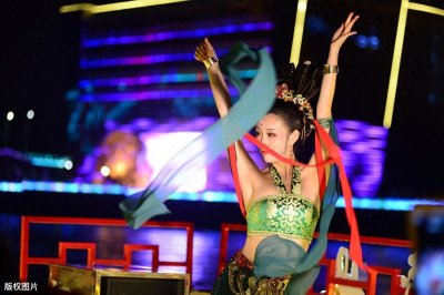 ​兰州“飞天小姐姐”爆红全网，宛如从壁画中走出来