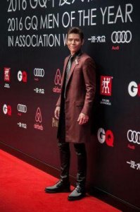 ​向佐借母亲衣服露背造型，引发网友热议与质疑