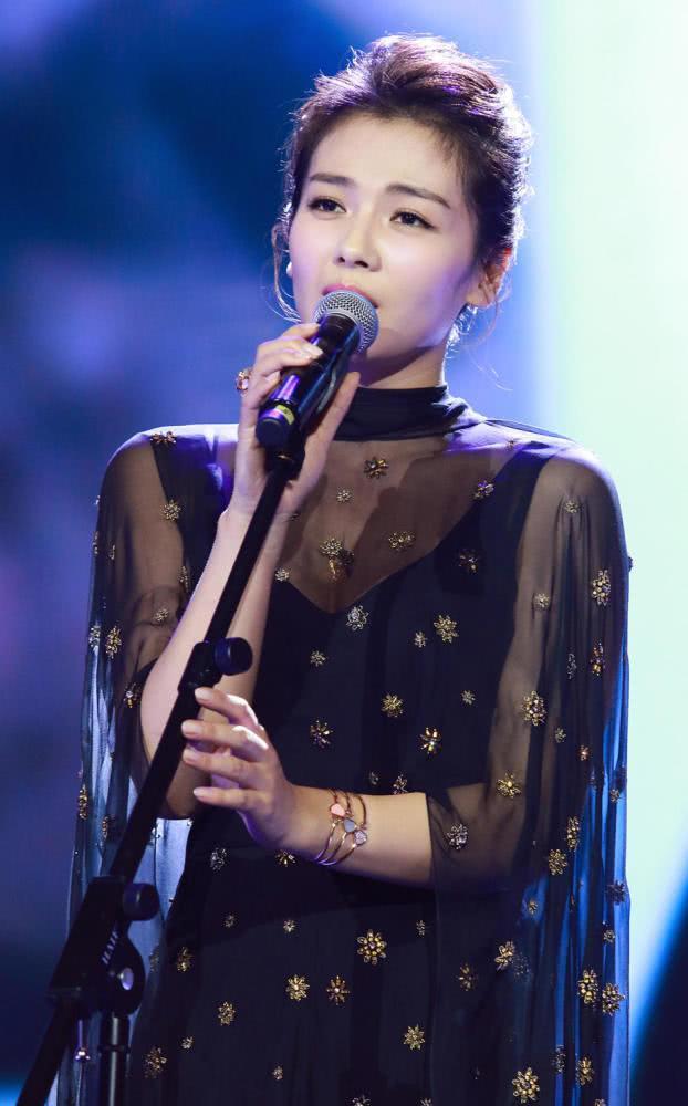 刘涛跨界主持北京卫视春晚,三套礼服美出天际