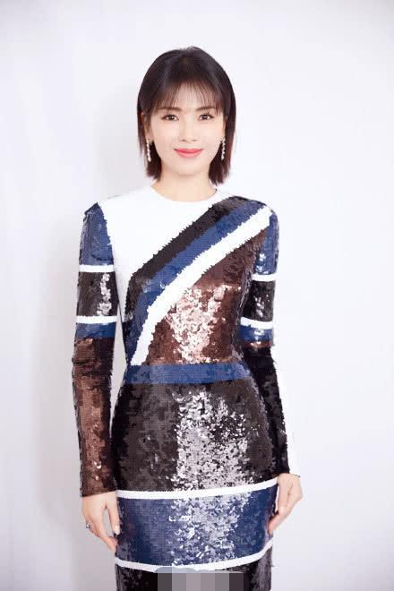 刘涛跨界主持北京卫视春晚,三套礼服美出天际