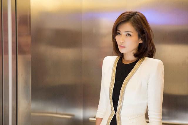 刘涛跨界主持北京卫视春晚,三套礼服美出天际