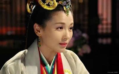 刘涛跨界主持北京卫视春晚,三套礼服美出天际