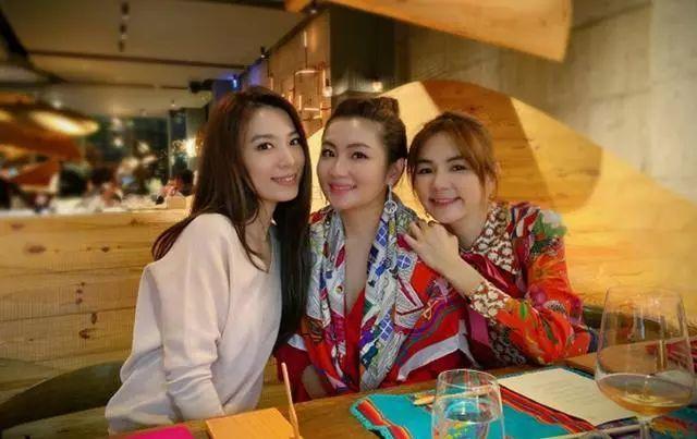 38岁selina近照素颜出镜脸色发黄，脸部疤痕清晰可见