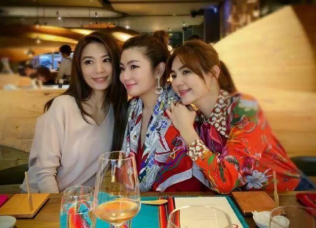 38岁selina近照素颜出镜脸色发黄，脸部疤痕清晰可见