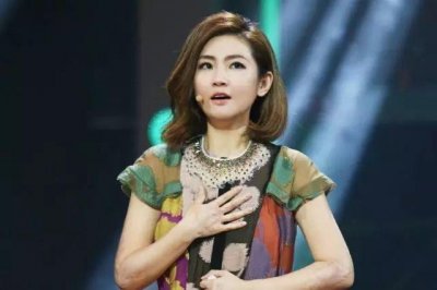 ​38岁selina近照素颜出镜脸色发黄，脸部疤痕清晰可见