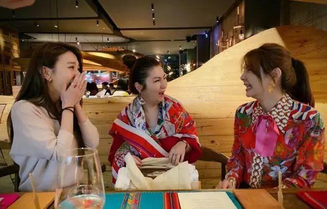 38岁selina近照素颜出镜脸色发黄，脸部疤痕清晰可见