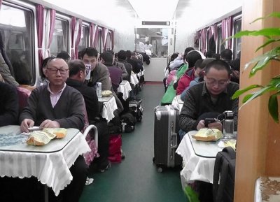 ​火车餐车宁愿空着，为什么也不给乘客坐？游客：挺合理的