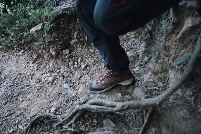 真正专业级的户外登山鞋攻略(LaSportiva户外鞋实测推荐一款情侣首选轻量化复古登山鞋)(11)