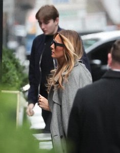 ​梅拉尼娅带儿子回纽约，19岁巴伦戴36万劳力士金表，“太老气了”