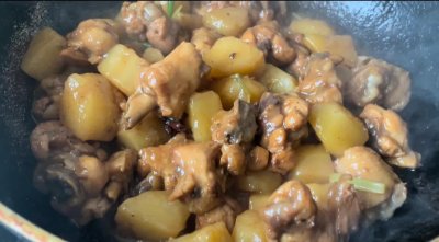 ​午餐硬菜：红烧鸡腿炖土豆