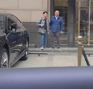 ​陈凯歌一家四口被偶遇！大儿子跟父亲如复制粘贴，陈红偏爱陈飞宇