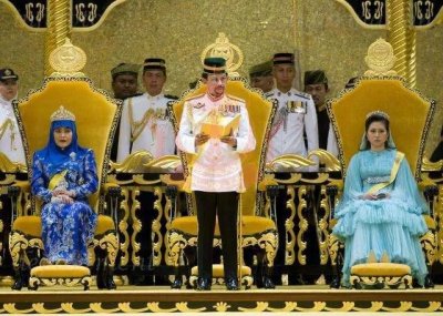 ​文莱王室太奢华，3千万钻石追美国女星，私人飞机，游艇随便购买