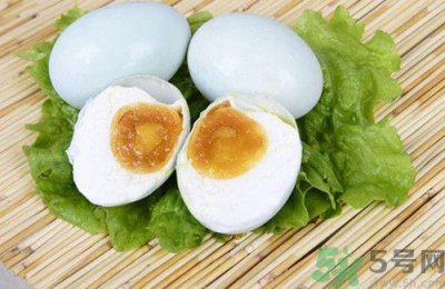 ​咸鸭蛋和牛奶能一起吃吗?咸鸭蛋和牛奶一起吃会怎么样