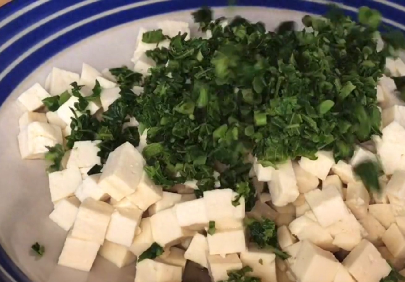 香椿芽最好吃的两种做法，鲜香可口又营养，抗菌消炎提高免疫力