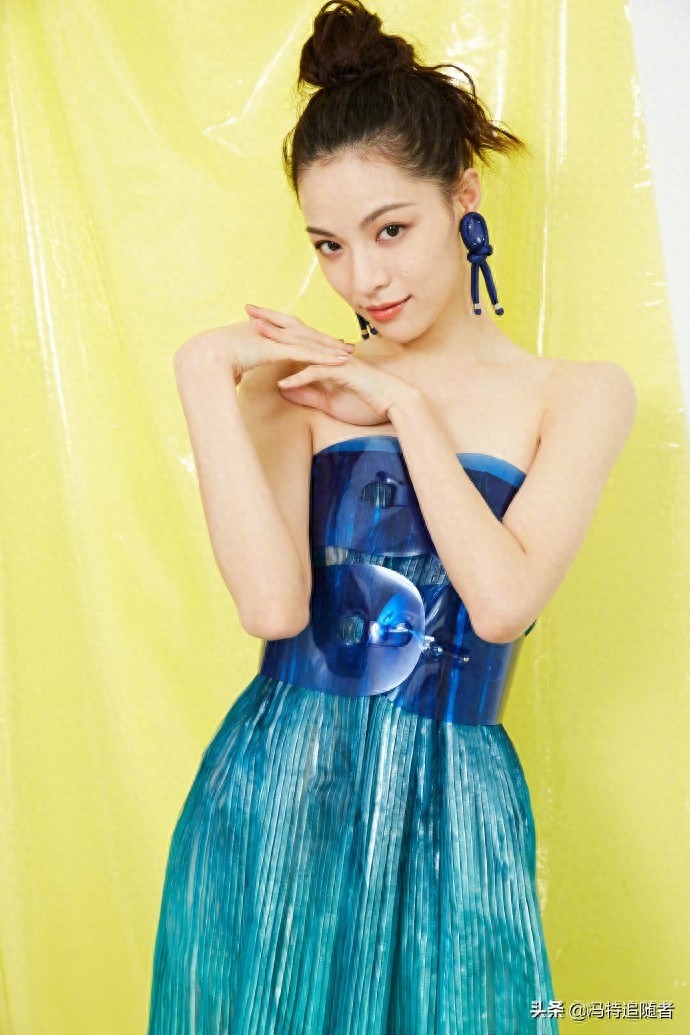 《芳华》“二美”：苗苗和钟楚曦，一个向左，一个向右