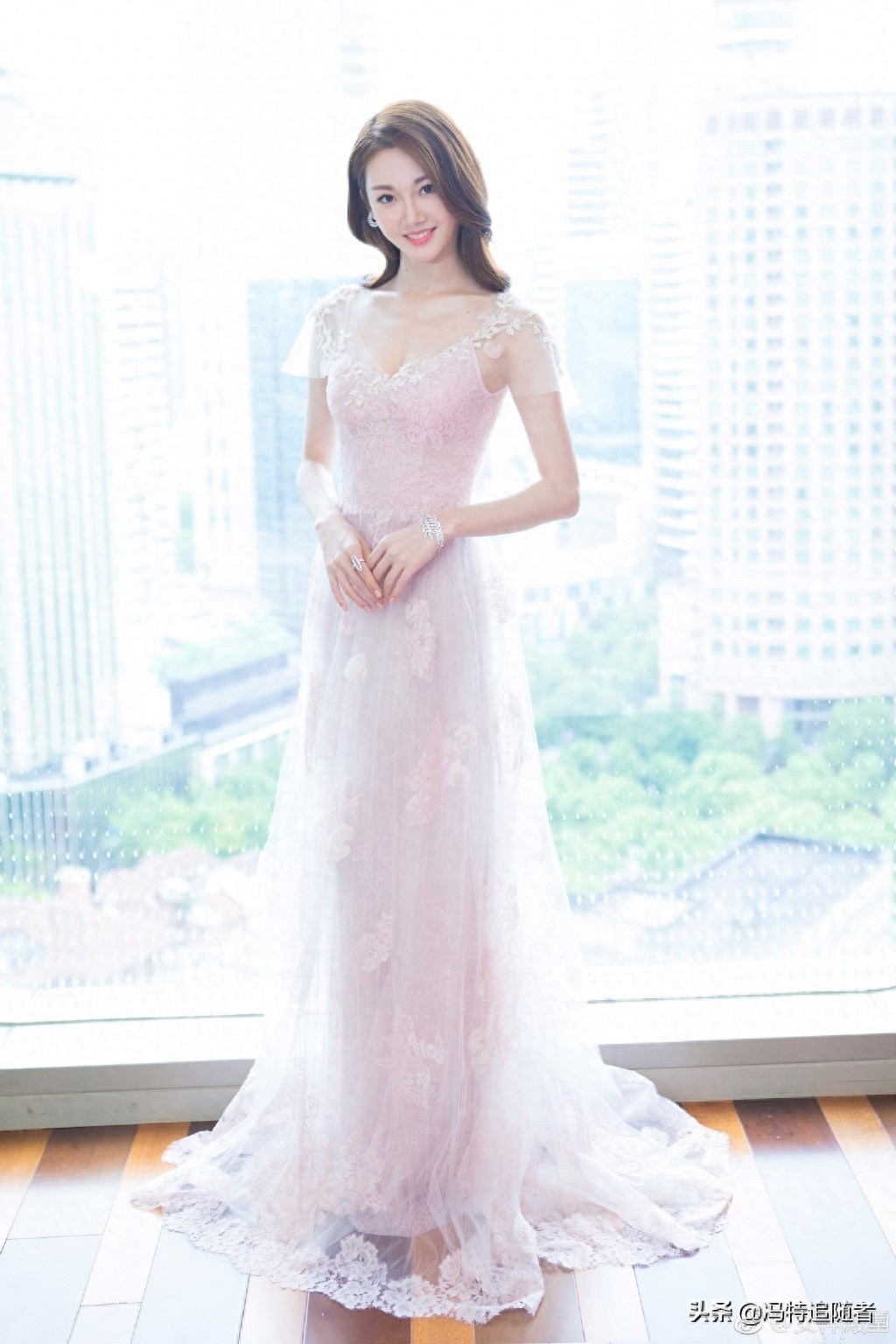 《芳华》“二美”：苗苗和钟楚曦，一个向左，一个向右