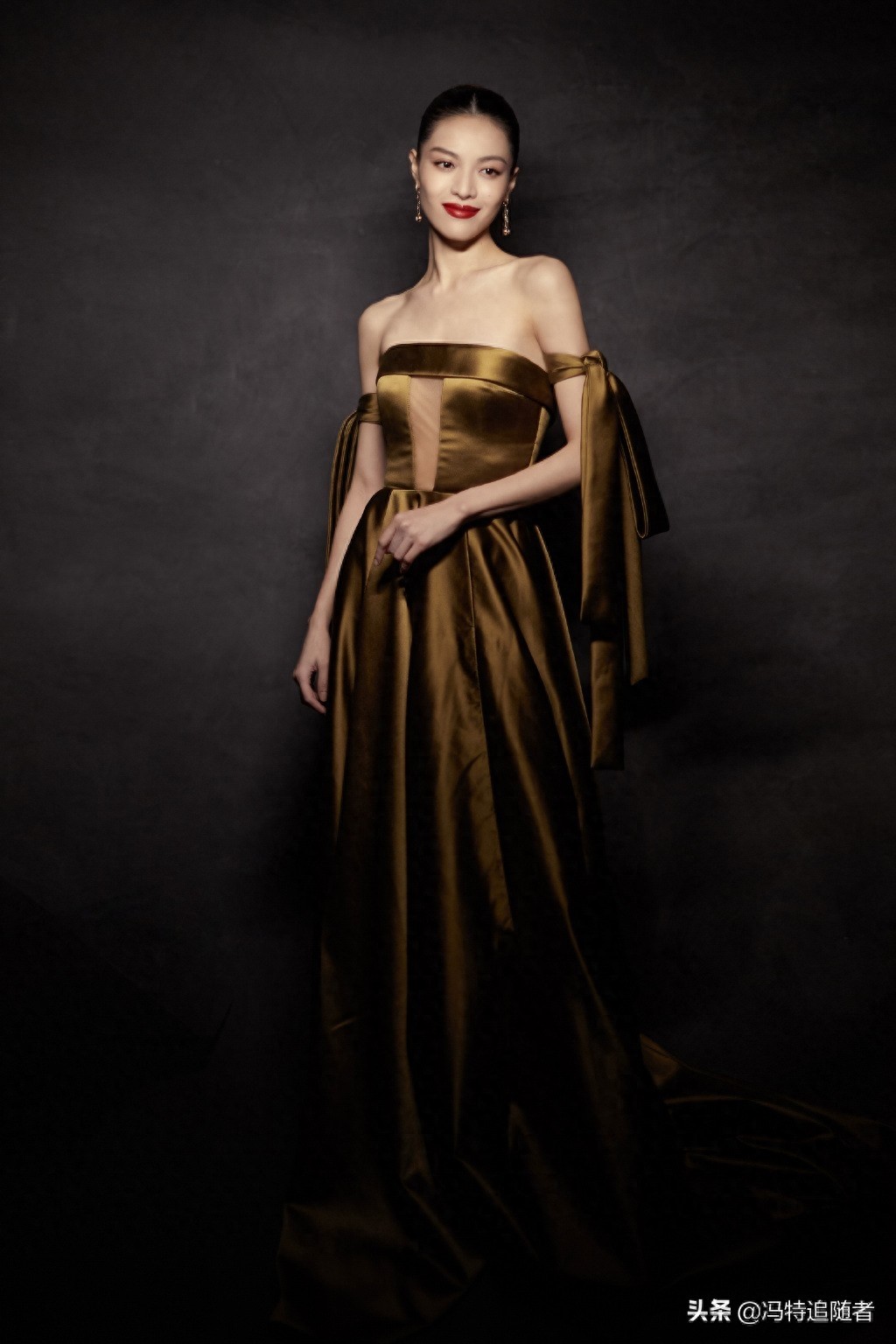 《芳华》“二美”：苗苗和钟楚曦，一个向左，一个向右