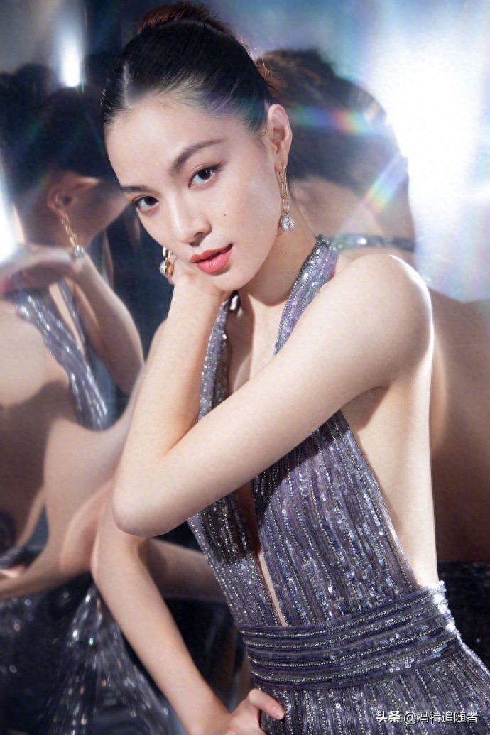 《芳华》“二美”：苗苗和钟楚曦，一个向左，一个向右