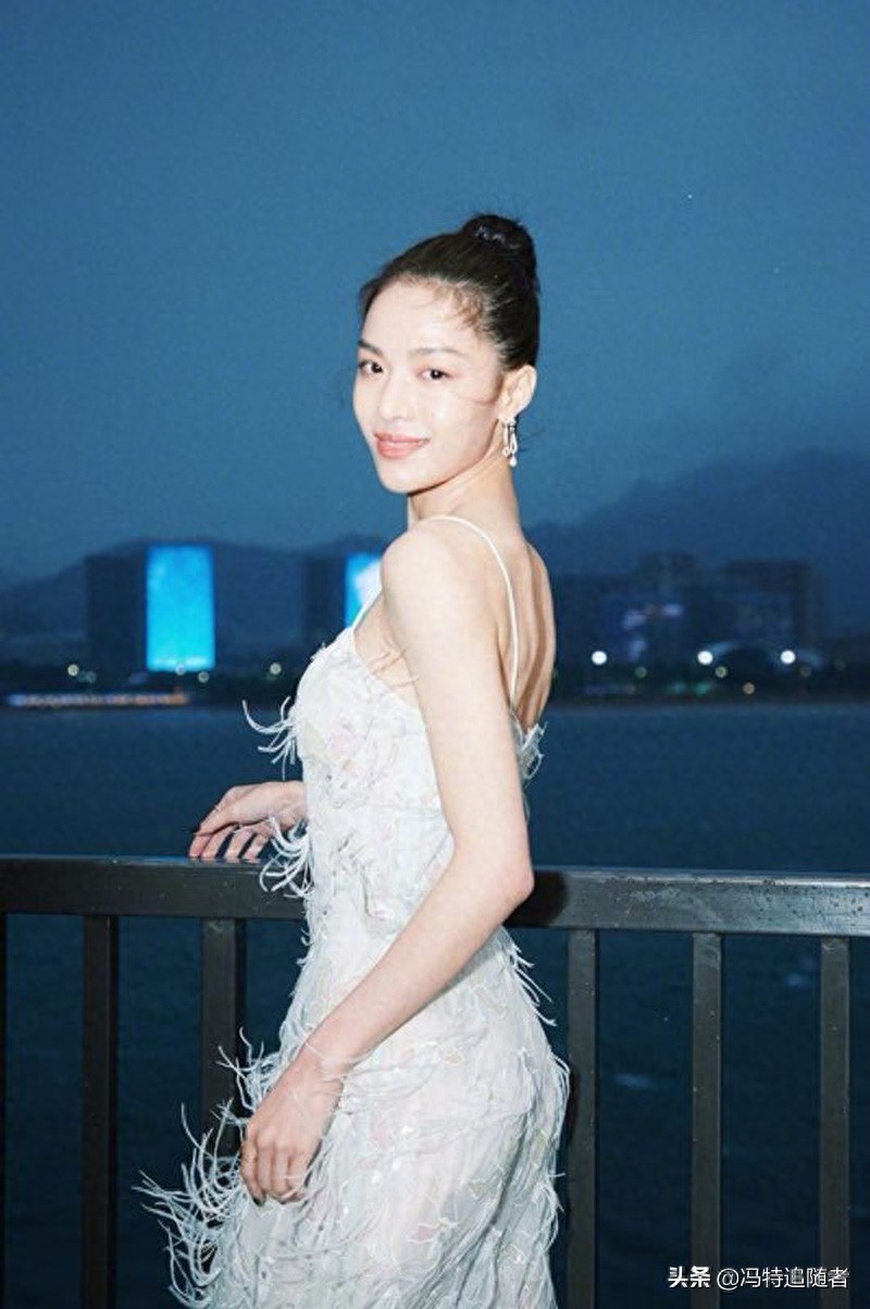 《芳华》“二美”：苗苗和钟楚曦，一个向左，一个向右